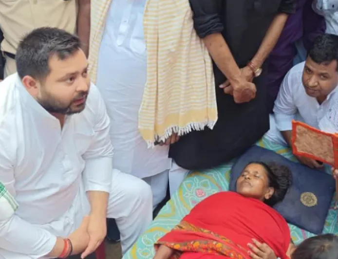 रोहतास हत्याकांड : पीड़ित परिवार से मिले तेजस्वी यादव, बोले : हत्यारों को सजा मिलने तक जारी रहेगा संघर्ष
