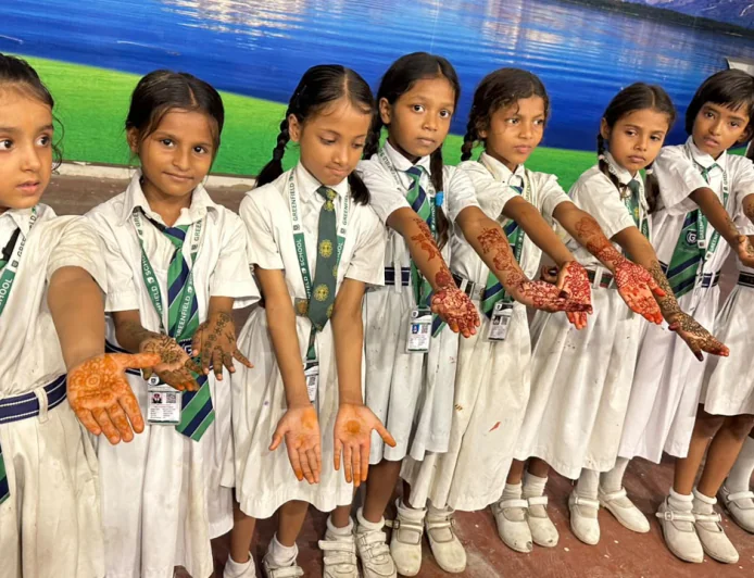 ग्रीन फील्ड "ई" स्कूल में मेहंदी प्रतियोगिता में छात्राओं ने दिखाई रचनात्मक प्रतिभा