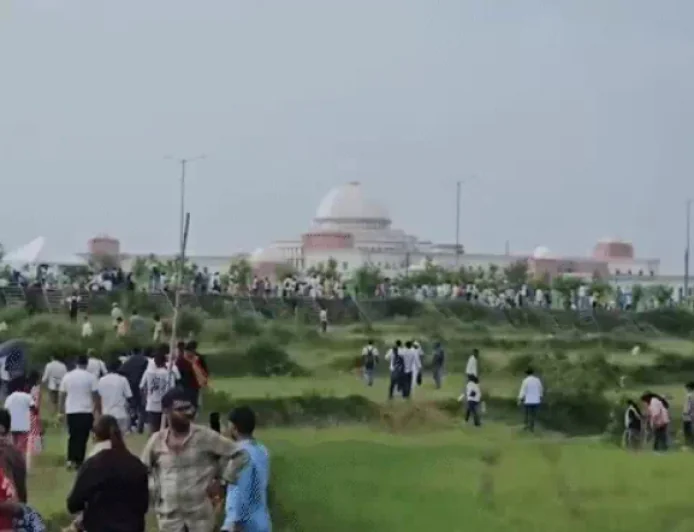 झारखंड विधानसभा गेट के पास पहुंचे आंदोलनकारी छात्र, बैरिकेडिंग तोड़ी, पुलिस ने किया लाठीचार्ज, आंसू गैस के गोले दागे