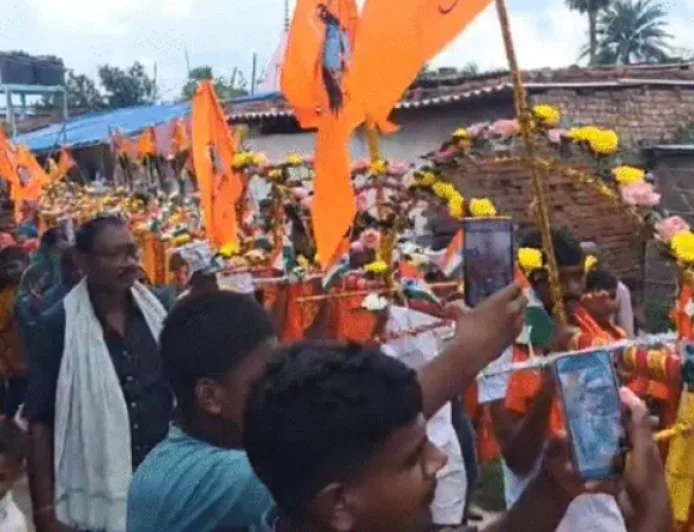 मुजफ्फरपुर-भागलपुर में शिवभक्तों पर हेलिकॉप्टर से फूलों की बारिश, बेगूसराय में श्रद्धालुओं की लगी 2 किमी लंबी कतार