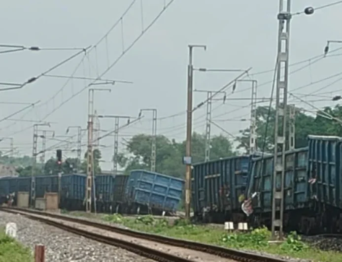 पलामू में मालगाड़ी के 12 डिब्बे बेपटरी, मौके पर पहुंची रेलवे अधिकारियों की टीम