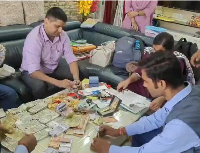 एग्जीक्यूटिव इंजीनियर के 4 ठिकानों पर SVU की रेड, बिहार के तीन जिलों में कागजात खंगाल रही टीम