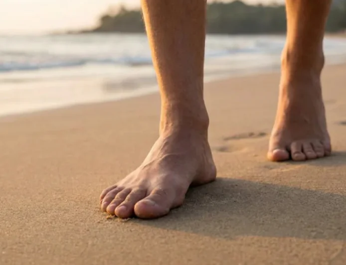 Barefoot Walking Benefits : रोज 15 मिनट नंगे पैर चलने से दिल की सेहत में सुधार? जानें क्या कहते हैं एक्सपर्ट