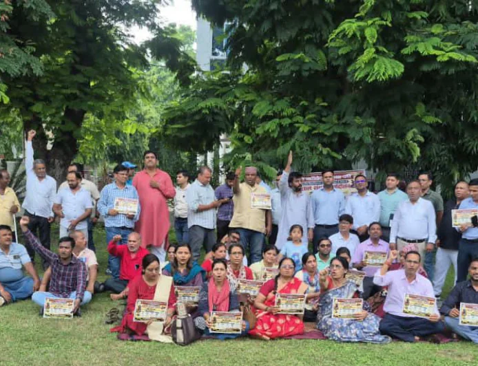 बिहार विश्वविद्यालय अधिनियम के विरोध में फिर गरजे शिक्षक-कर्मचारी, घंटी बजाकर जताया आक्रोश गया कॉलेज में आंदोलन के तीसरे चरण का पहला दिन, 25 अगस्त तक रोजाना 30 मिनट चलेगा विरोध