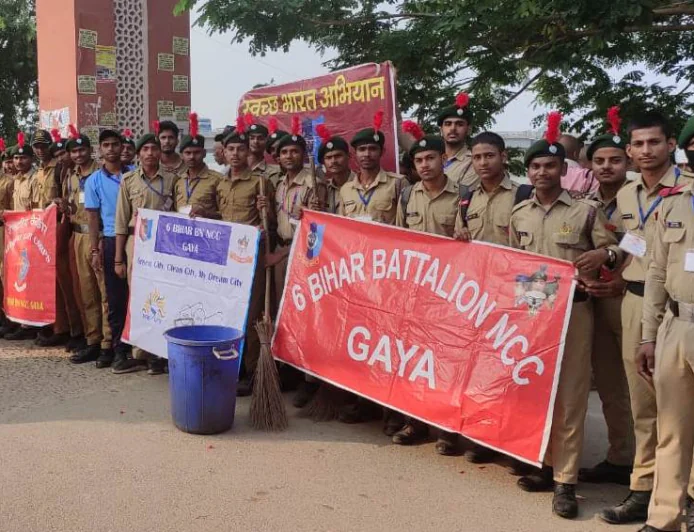 एनसीसी कैडेटों ने निकाली साइकिल रैली, देवघाट पर चलाया स्वच्छता अभियान