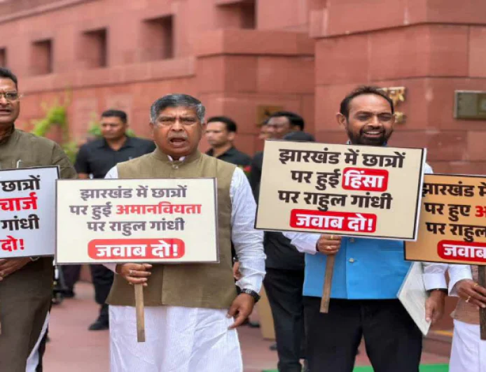 छात्रों पर हुए लाठीचार्ज के विरोध में झारखंड BJP सांसदों ने संसद परिसर में किया प्रदर्शन, बोले : राहुल गांधी के इशारे पर हुआ ये सब 