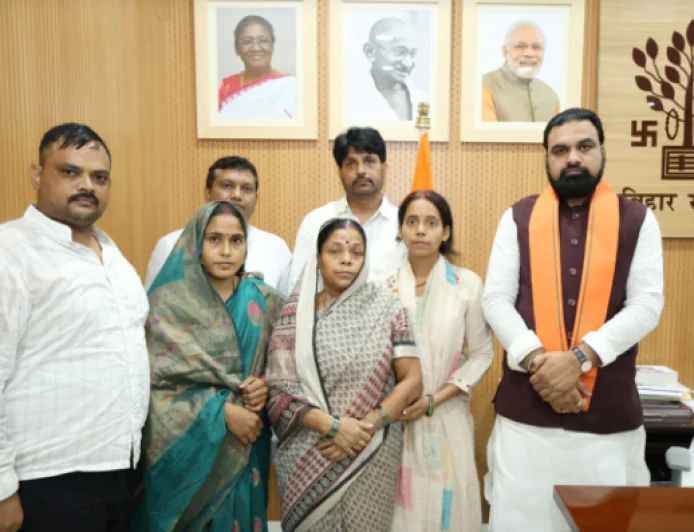 'पहले इंसाफ फिर मुआवजा और सरकारी नौकरी पर सोचेंगे', भरत तिवारी की मां बोलीं- हत्यारों को फांसी हो