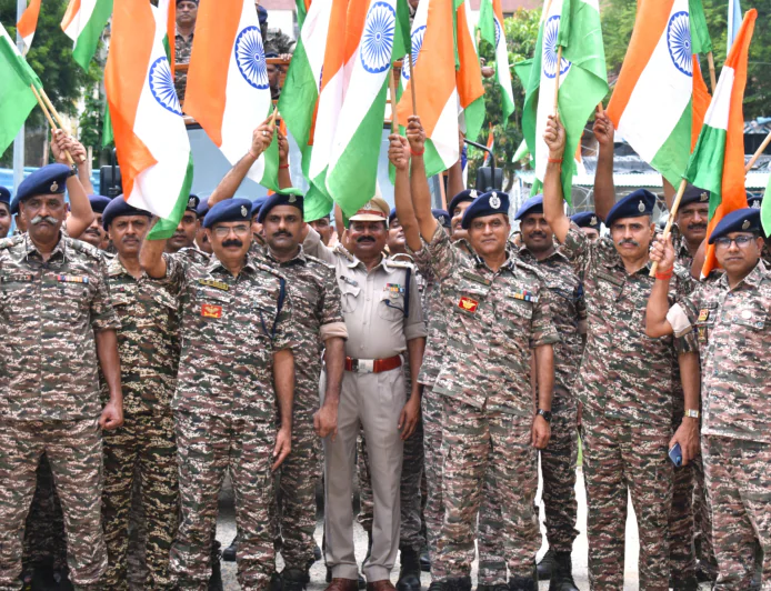 47वीं बटालियन सीआरपीएफ मुख्यालय से निकली तिरंगा यात्रा, राष्ट्रभक्ति के रंग में रंगा शहर, हाथों में तिरंगा लेकर जवानों ने दिया राष्ट्रभक्ति, एकता और राष्ट्रीय ध्वज के सम्मान का संदेश