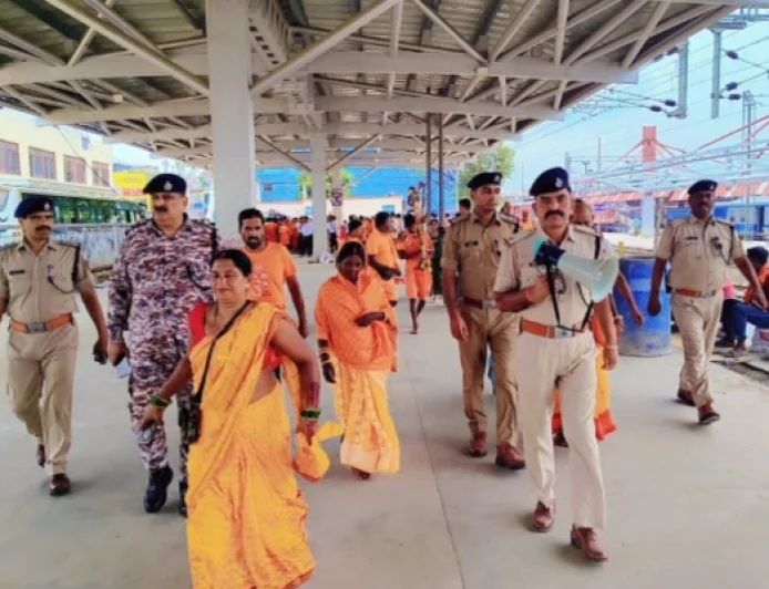 स्वतंत्रता दिवस को लेकर गया जंक्शन पर आरपीएफ का चेकिंग अभियान, यात्रियों को किया जागरूक
