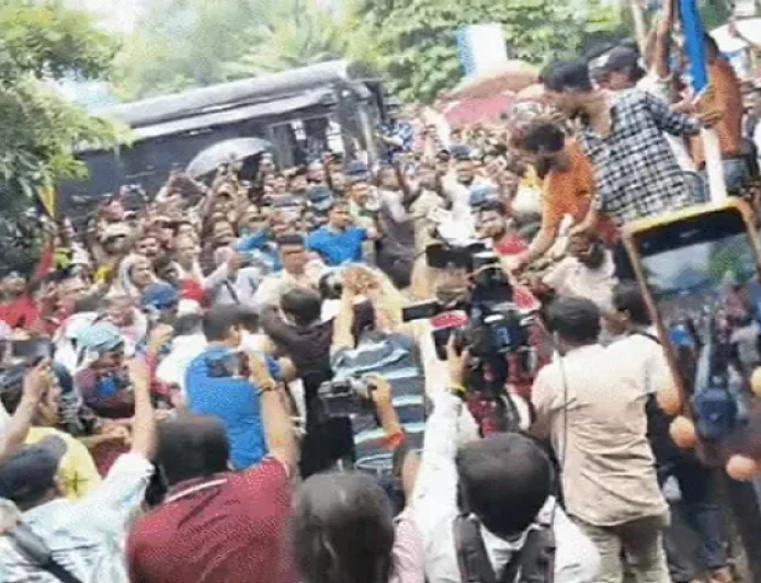 आरजी कर केस में गिरफ्तार पूर्व TMC विधायक पर हमला, भीड़ ने पीटा, फेंके जूते-अंडे, जल्दबाजी में डॉक्टर का अंतिम संस्कार कराने का आरोप