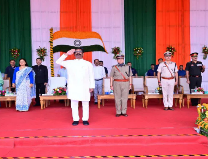 रांची के मोरहाबादी मैदान में CM हेमंत सोरेन ने फहराया तिरंगा, युवाओं को दिया भरोसा : माफिया के भरोसे नहीं छोड़ी जाएगी आपकी मेहनत 