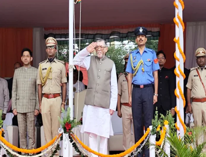 राज्यपाल संतोष कुमार गंगवार ने उपराजधानी में फहराया तिरंगा, परीक्षाओं में कदाचार की निंदा की