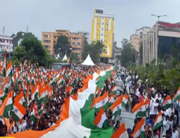 स्वतंत्रता दिवस पर निकली विशाल तिरंगा यात्रा, भूख हड़ताल पर बैठे छात्र भी व्हीलचेयर पर बैठकर यात्रा में हुए शामिल