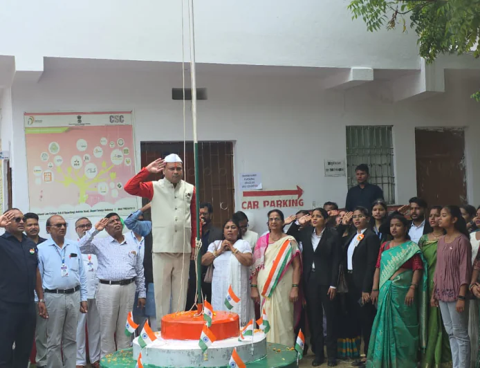 स्वतंत्रता दिवस पर डॉ. मनीष पंकज मिश्रा ने फहराया तिरंगा, राष्ट्रहित को सर्वोच्च प्राथमिकता देने का किया आह्वान