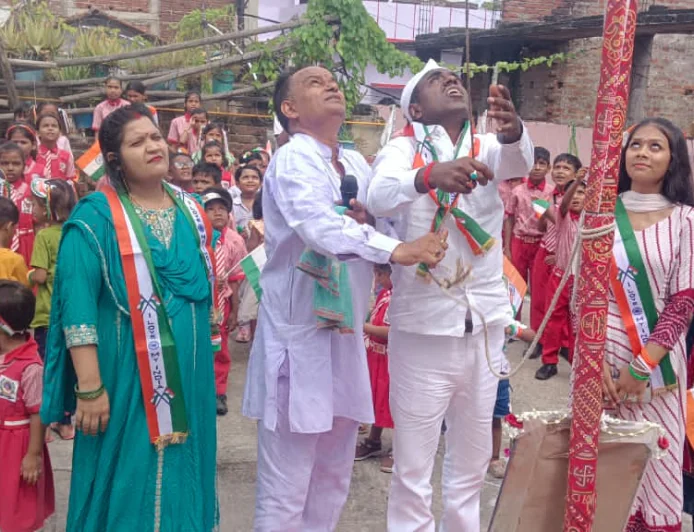 हर बस्ती में लहराया तिरंगा, मनोज कुमार ने पेश की एकता की मिसाल, मानपुर के विभिन्न टोले-मोहल्लों में हुआ झंडोत्तोलन, महिला-पुरुषों ने उत्साह से मनाया स्वतंत्रता दिवस