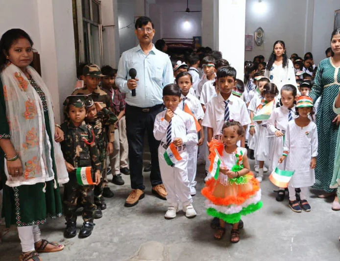 संत पैट्रिक स्कूल में प्राचार्य मनोज कुमार ने किया झंडोत्तोलन