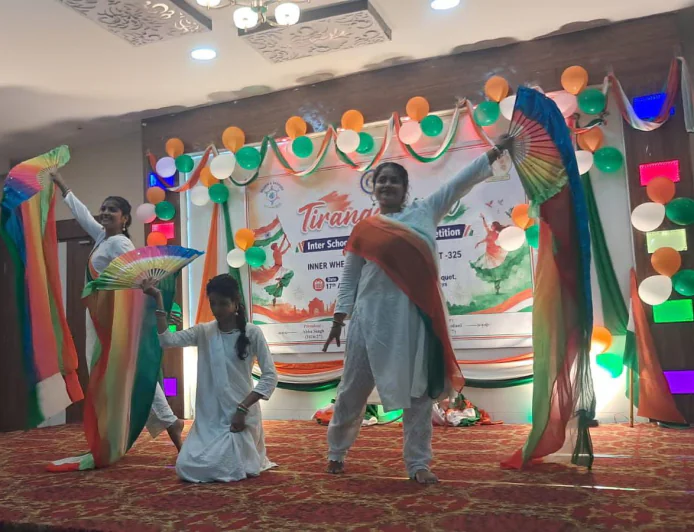 तिरंगा उत्सव में देशभक्ति गीतों पर झूमे स्कूली बच्चे, इंटर-स्कूल डांस प्रतियोगिता में दिखा राष्ट्रप्रेम