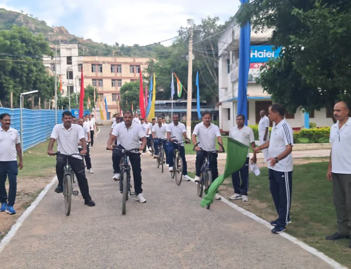 कमांडेंट अवधेश कुमार ने हरी झंडी दिखाकर साइकिल रैली को किया रवाना, साप्ताहिक साइकिल रैली से स्वास्थ्य, फिटनेस और पर्यावरण के प्रति जागरूकता का संदेश