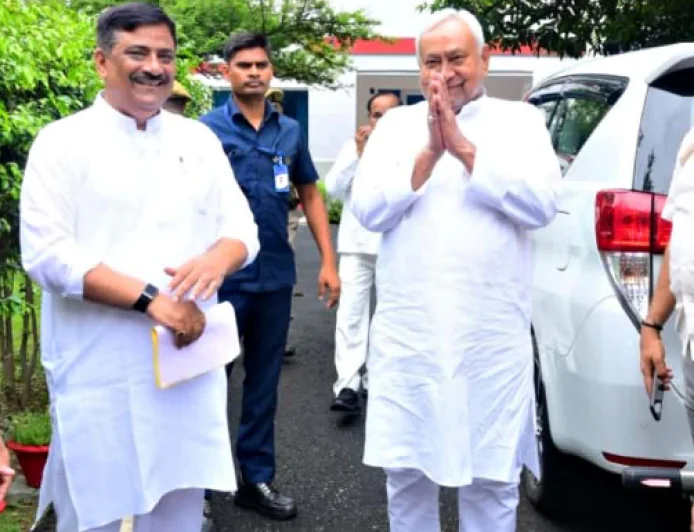 'सुपर CM जिंदाबाद', संजय झा के आवास पहुंचे नीतीश तो JDU कार्यकर्ताओं ने लगाए नारे