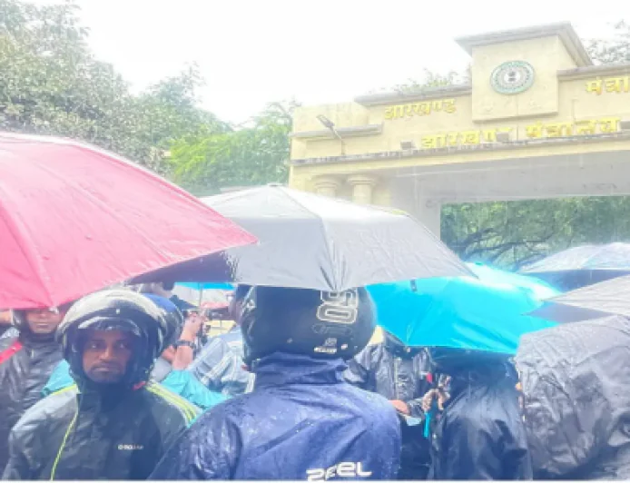 एक आदेश के बाद नौकरी समाप्त, JSSC CGL रद्द होने से एक झटके में गई 1975 की नौकरी, भारी बारिश में सचिवालय गेट पर बैठे प्रभावित कर्मचारी