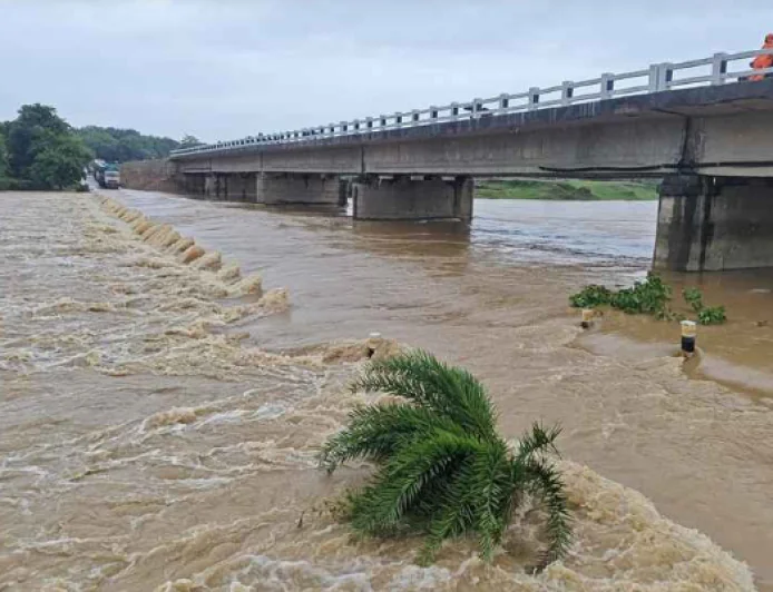 झारखंड में भारी बारिश से हाहाकार, उफान पर कई नदियां, ढह गये कई मिट्टी के घर, डैम लबालब