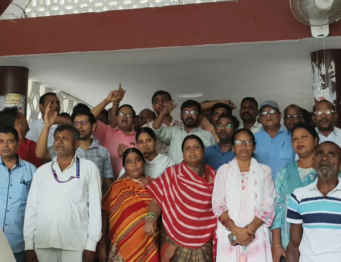 बिहार विश्वविद्यालय विधेयक के विरोध में गरजे एमयू के शिक्षक-कर्मचारी, प्रशासनिक भवन के समक्ष प्रदर्शन, विधेयक वापस लेने की मांग
