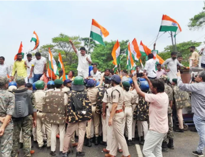 छात्रों के समर्थन में RJD का राजभवन मार्च, वाटर कैनन का इस्तेमाल, प्रदर्शनकारियों ने तोड़ी बैरिकेडिंग, पुलिस पर फेंकी बोतलें 