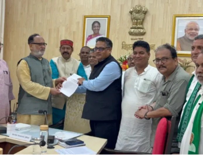 राज्यपाल से नहीं हुई मुलाकात, आरजेडी प्रतिनिधिमंडल ने सेक्रेटरी को सौंपा ज्ञापन, बीजेपी प्रदेश अध्यक्ष का तेजस्वी पर तंज