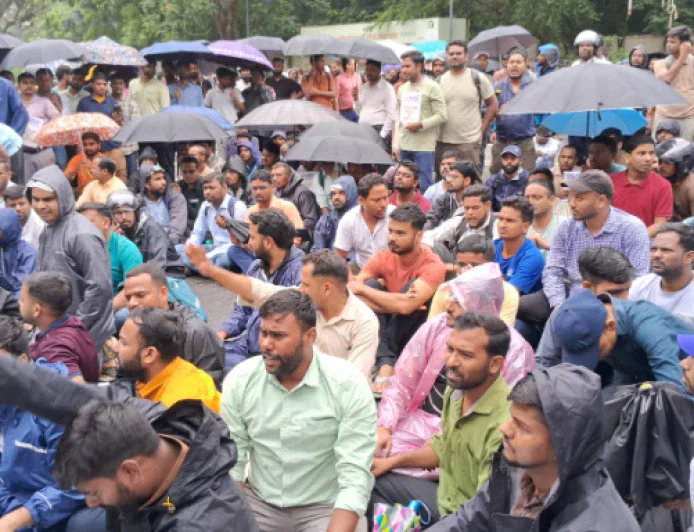 JSSC CGL रद्द को लेकर प्रोजेक्ट भवन के सामने कर्मचारियों का विरोध प्रदर्शन, बोले : मांग पूरी नहीं होने तक बैठे रहेंगे यहीं