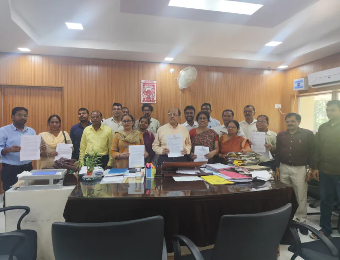 लंबित समस्याओं के समाधान को कुलपति से मिले शिक्षक संघ के पदाधिकारी