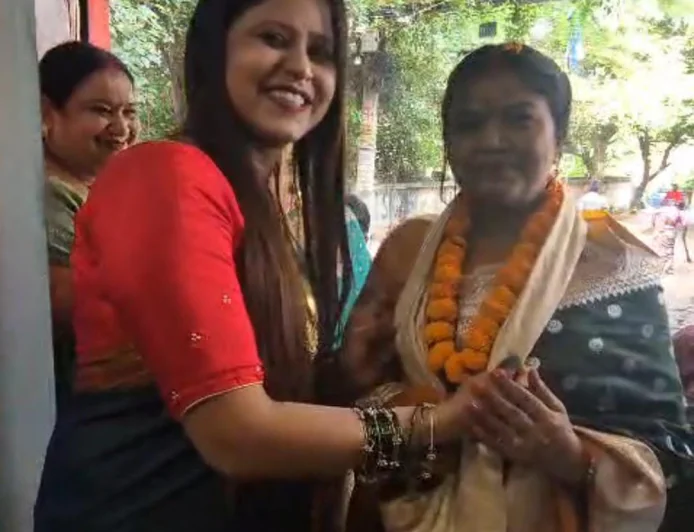सावन के रंग में रंगीं महिलाएं, गीत-संगीत और खेल से सजा मिलन समारोह