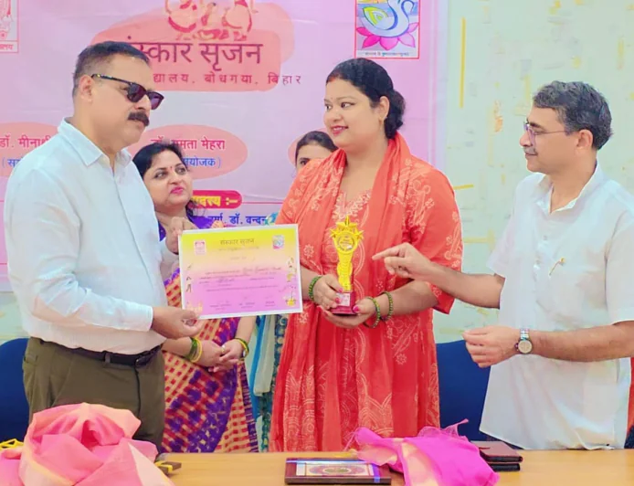 मेहंदी और रंगोली में विद्यार्थियों ने दिखाई रचनात्मक प्रतिभा