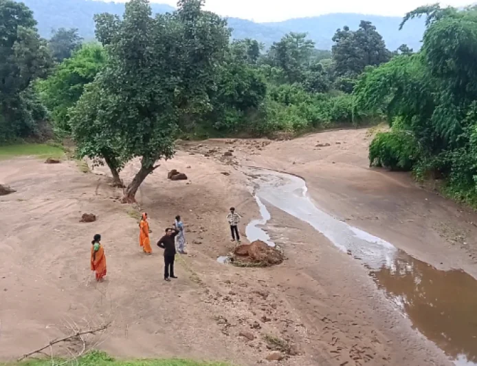 भारी बारिश में ध्वस्त हुआ लातेहार का कुसुमटांड़ डैम, कई एकड़ भूमि में भर गया बालू, किसानों को भारी नुकसान