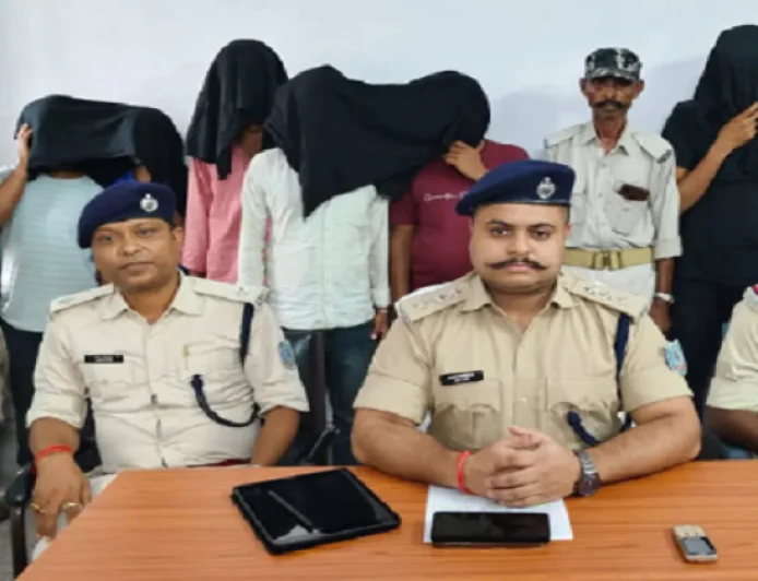 चतरा में सेक्स रैकेट का खुलासा, पुलिस ने मारा छापा तो शर्म से झुक गई आंखें, मास्टरमाइंड महिला और पांच युवतियों समेत 12 गिरफ्तार