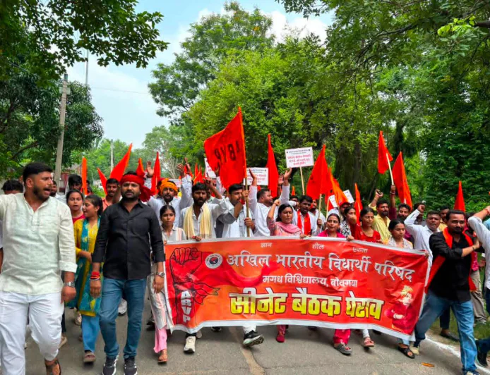 छात्रहित के 32 सूत्री मांगों को लेकर अखिल भारतीय विद्यार्थी परिषद का प्रदर्शन, कुलपति को सौंपा मांग-पत्र