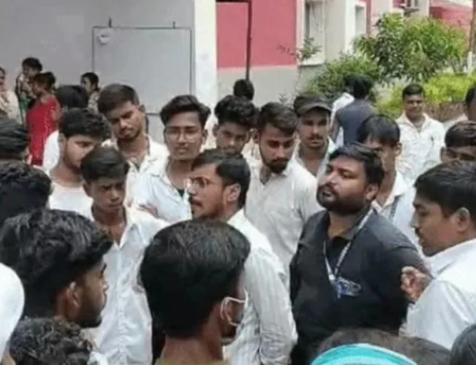 भागन बीघा स्थित गौतम इंस्टीट्यूट ऑफ नर्सिंग एंड पैरामेडिकल कॉलेज नालंदा में कॉलेज के छात्रों ने कॉलेज में जमकर बवाल किया