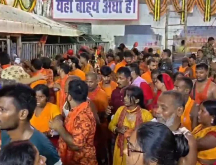 सावन की आखिरी सोमवारी पर शिवालयों में उमड़ी श्रद्धालुओं की भीड़, बम-बम भोले के जयकारों से गूंजा बाबाधाम