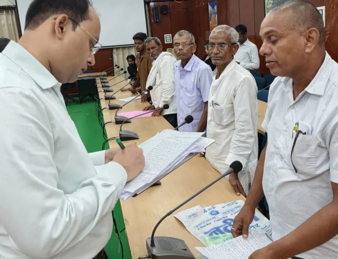 ज़िला पदाधिकारी के जनता दरबार में आये लगभग 100 फरियादी