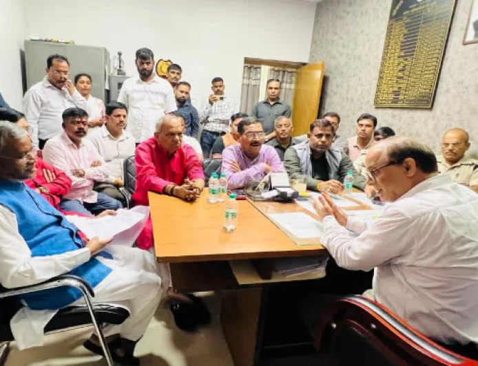 रांची सदर सीओ से मिले नेता प्रतिपक्ष बाबूलाल मरांडी, कहा : एकतरफा कार्रवाई से बाज आएं पदाधिकारी, नहीं तो धरने पर बैठेंगे