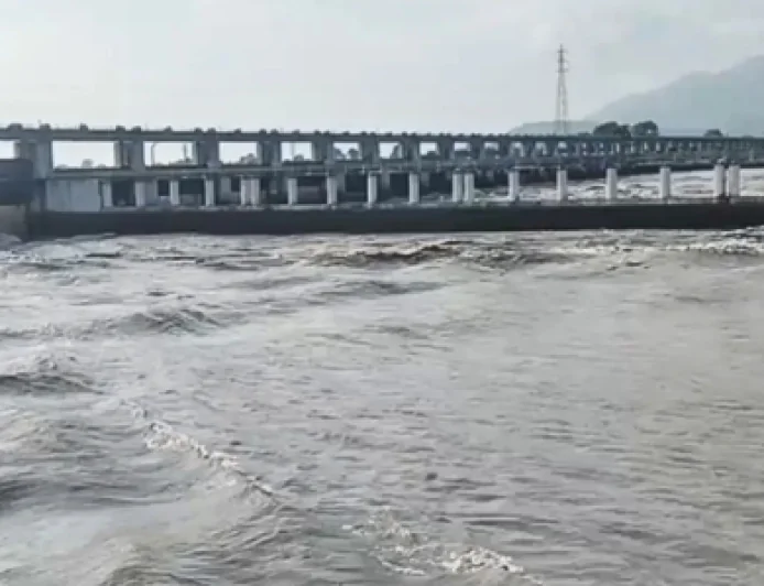 Nepal Flash Flood : नेपाल में जल प्रलय के बाद गंडक में बढ़ा पानी, बैराज से 4 बार छोड़ा गया, 3 मीटर तक उठ सकती हैं लहरें, जानिए CM सम्राट चौधरी ने क्या कहा?