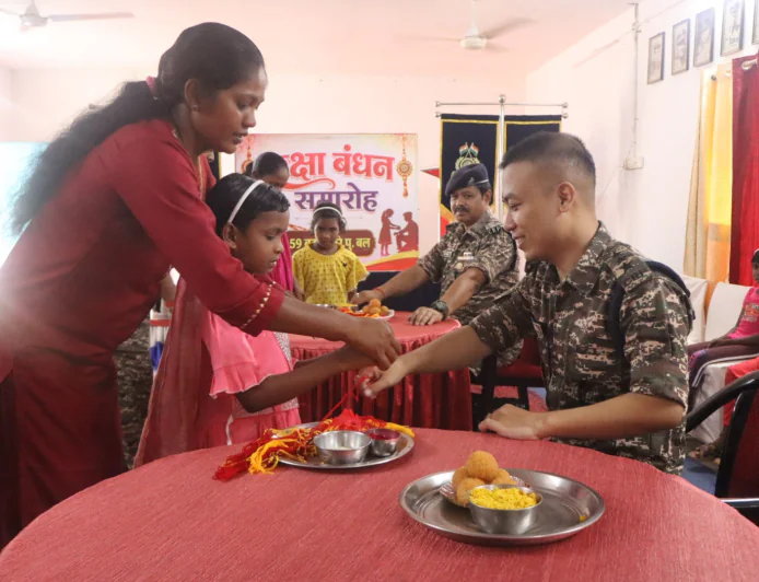 राखी के पावन पर्व पर सीआरपीएफ जवानों की कलाइयों पर सजा रक्षा सूत्र