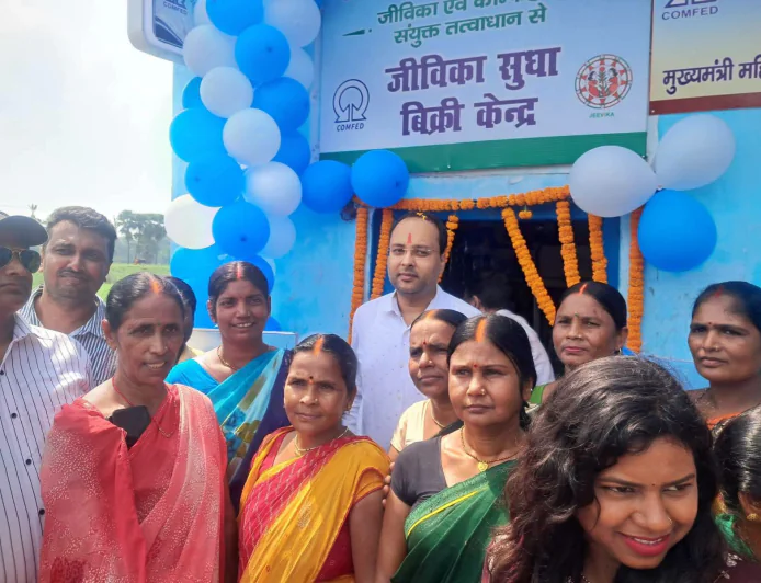 जिला पदाधिकारी ने किया जीविका सुधा बिक्री केंद्र का उद्घाटन