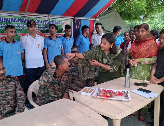 सैनिकों की कलाई पर सजा बहनों का प्यार, रक्षाबंधन पर भावुक हुआ एनसीसी शिविर