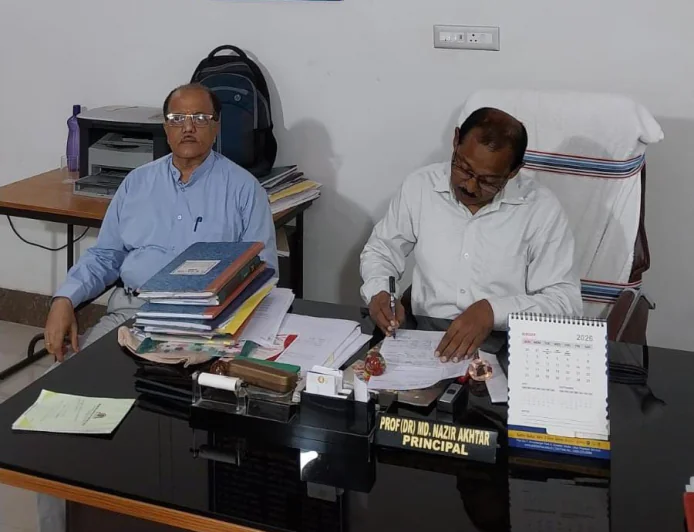 मगध विवि के कुलपति का एएम कॉलेज में औचक निरीक्षण, लॉ प्राचार्य समेत कई शिक्षक-कर्मी मिले अनुपस्थित