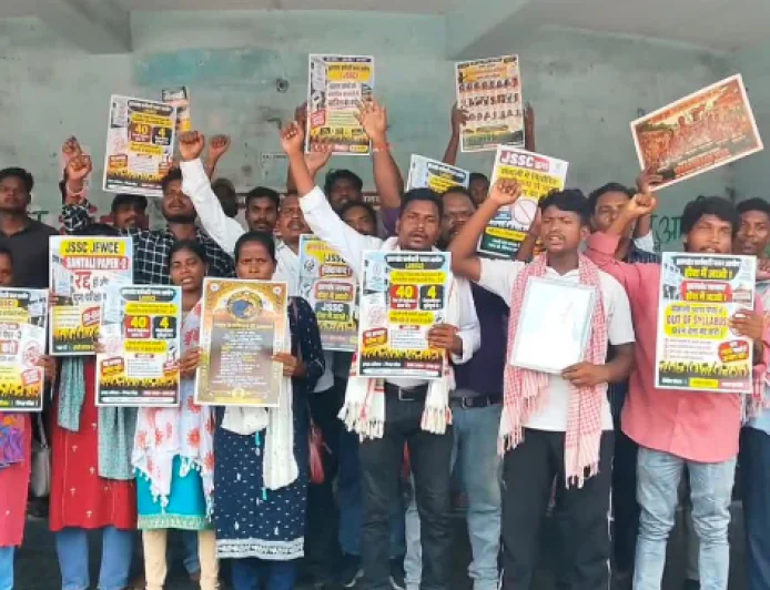 संथाली प्रश्न-पत्र में सिलेबस से बाहर के सवालों से आक्रोशित छात्रों ने किया प्रदर्शन, दी रांची में आंदोलन की चेतावनी