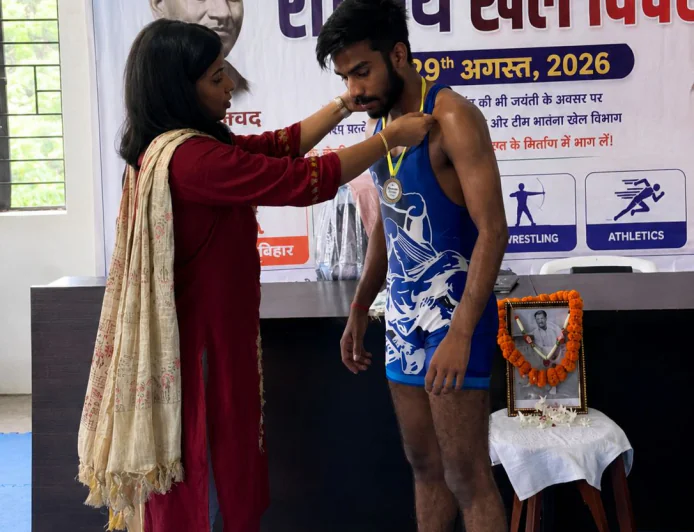 राष्ट्रीय खेल दिवस पर ग्रीन फील्ड स्कूल के सोनू कुमार ने कुश्ती में जीता रजत पदक