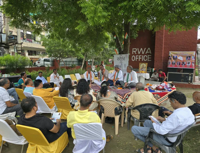 शब्दवीणा के "मनभावन सावन" काव्यगोष्ठी में बादल, बारिश, प्रकृति, एवं रक्षाबंधन पर पढ़ी गयीं रचनाएँ, पतवारों की आदत छोड़ो, तैर के दरिया पार करो, सुनो सहेली सावन आया, मनमोहक मनभावन आया