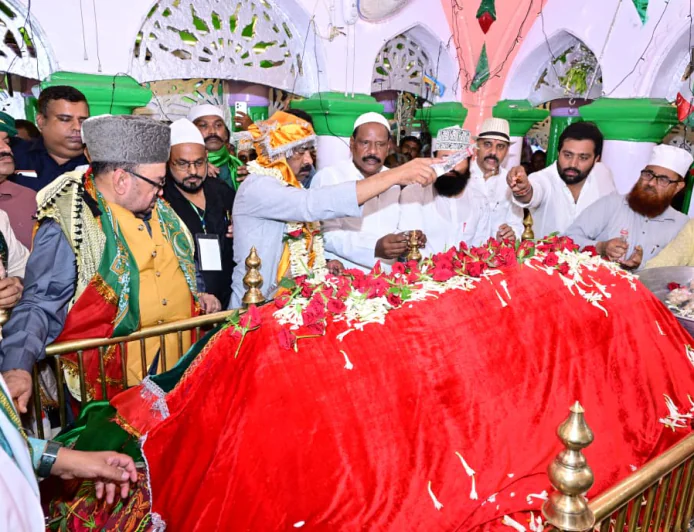 हजरत कुतुबुद्दीन रिसालदार बाबा के 219वें उर्स में शामिल हुए CM हेमंत सोरेन, चादरपोशी कर राज्य की खुशहाली की मांगी दुआ