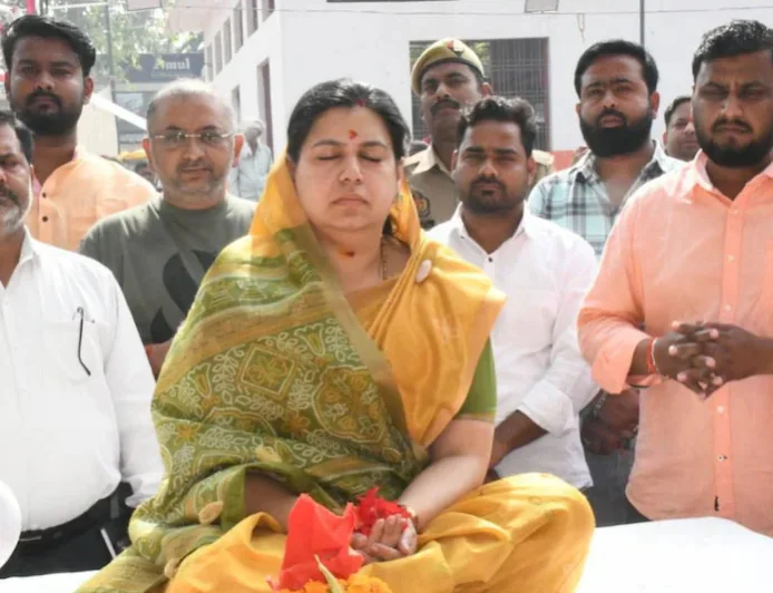 IAS दिव्या मित्तल ने 13 साल की सेवा के बाद दिया इस्तीफा, देवरिया-मिर्जापुर का ही क्यों किया जिक्र?