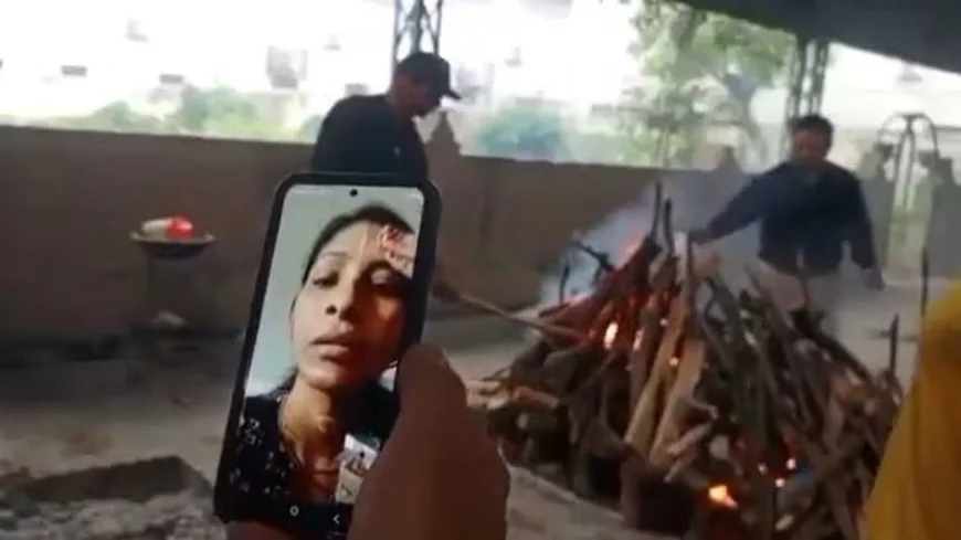 पिता के अंतिम संस्कार में भी नहीं आई तीनों बेटियां, वीडियो कॉल पर अंतिम संस्कार देखा और आश्रमवालों को कहा - अस्थियाँ गंगा में बहा दो